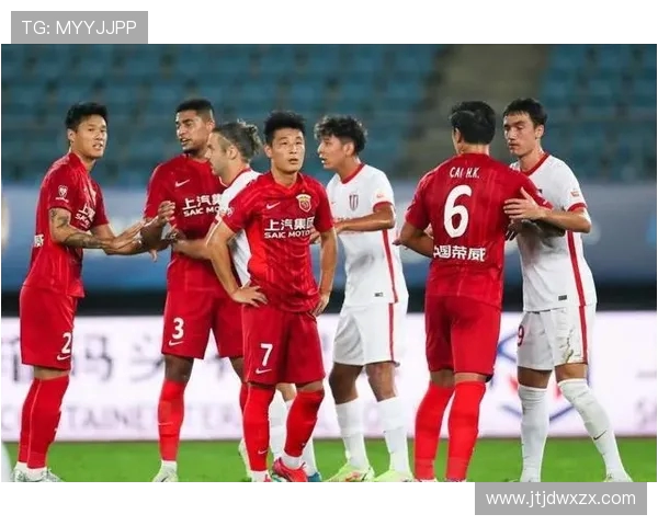 上海海港迎战成都蓉城实力对决 聚焦两队战术博弈与赛季走向 上海海港迎战成都蓉城实力对决 聚焦两队战术博弈与赛季走向