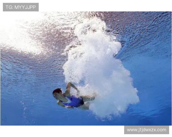 从高空到水面的极致艺术探索跳水运动的力量与美感 从高空到水面的极致艺术探索跳水运动的力量与美感