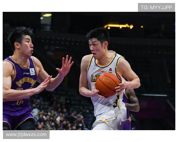 广厦与辽宁激战正酣实时比分更新带你直击比赛精彩瞬间